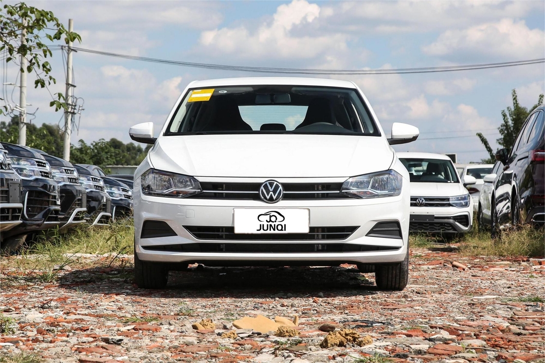 Voiture à essence Volkswagen POLO 1.5L Moteur à essence Avec 185 km / h vitesse maximale pour un voyage confortable