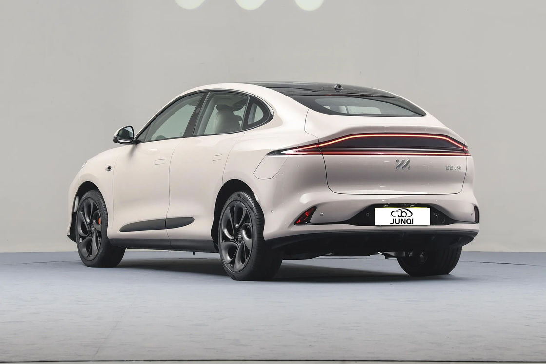 Zhiji LS62023 Max Ultra-Long Range Edition IM Voiture électrique pour SUV moyen et grand avec une autonomie électrique pure de 760 km