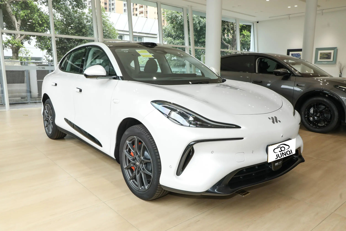 Zhiji LS6 IM voiture électrique 4 portes 5 sièges SUV 760km Long Range Nouvelle énergie voiture électrique
