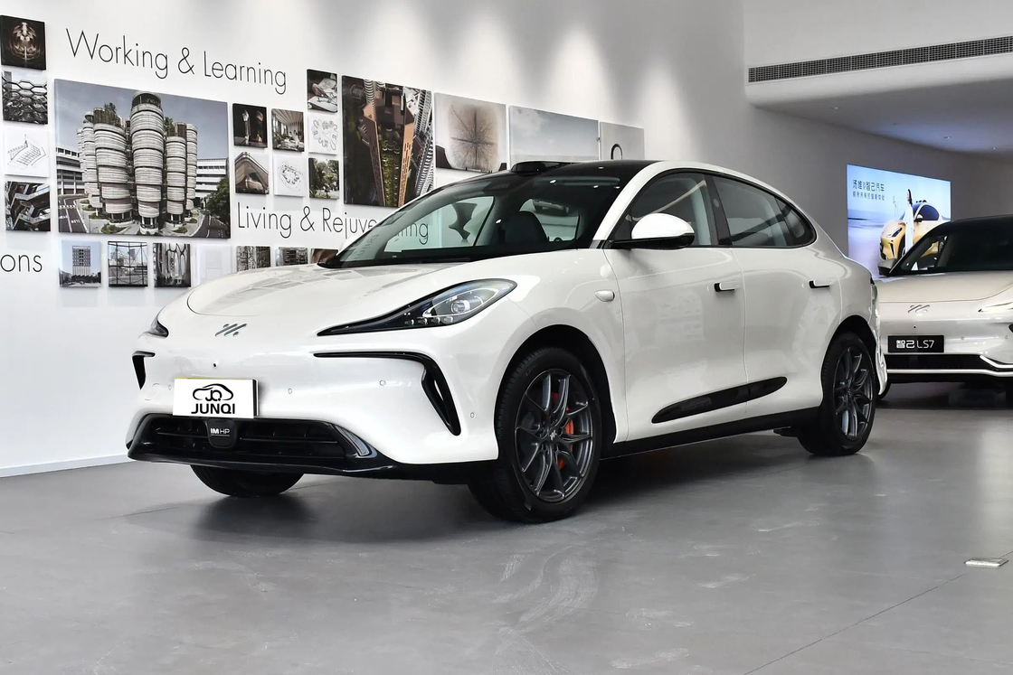 Zhiji LS6 IM voiture électrique 4 portes 5 sièges SUV 760km Long Range Nouvelle énergie voiture électrique