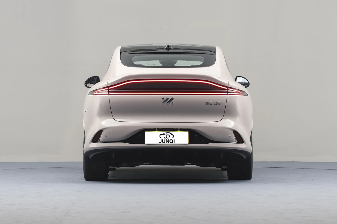 Zhiji LS6 IM voiture électrique 4 portes 5 sièges SUV 760km Long Range Nouvelle énergie voiture électrique