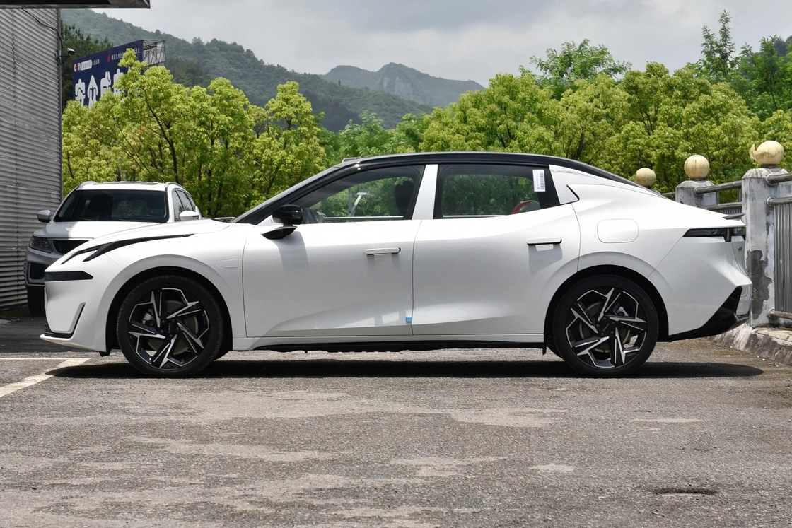 500 km Lynk & Co Full Electric SUV Car Plug In Hybrid Charge rapide 0,45 heures