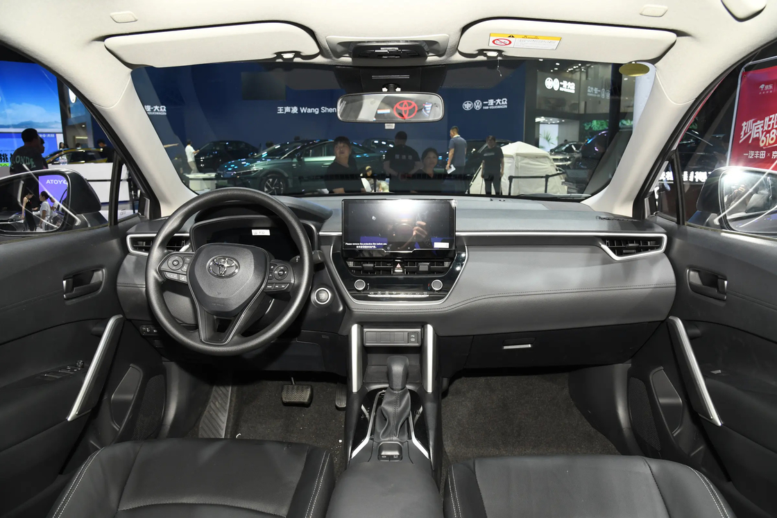 Toyota Petrol Car Corolla FWD pour les trajets quotidiens et les week-ends