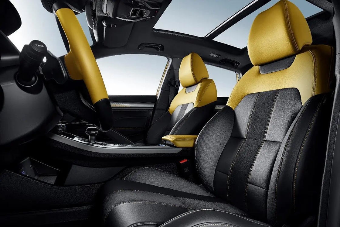 Voiture à essence Geely avec climatisation automatique et sièges en cuir pour une conduite confortable