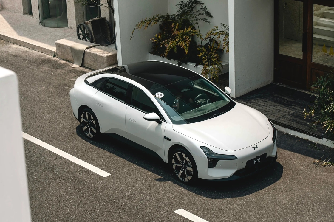 Voiture électrique Xiaopeng pour les jeunes consommateurs MONA M03 Design minimaliste Écran tactile 15,6 pouces 3 modèles Disponible