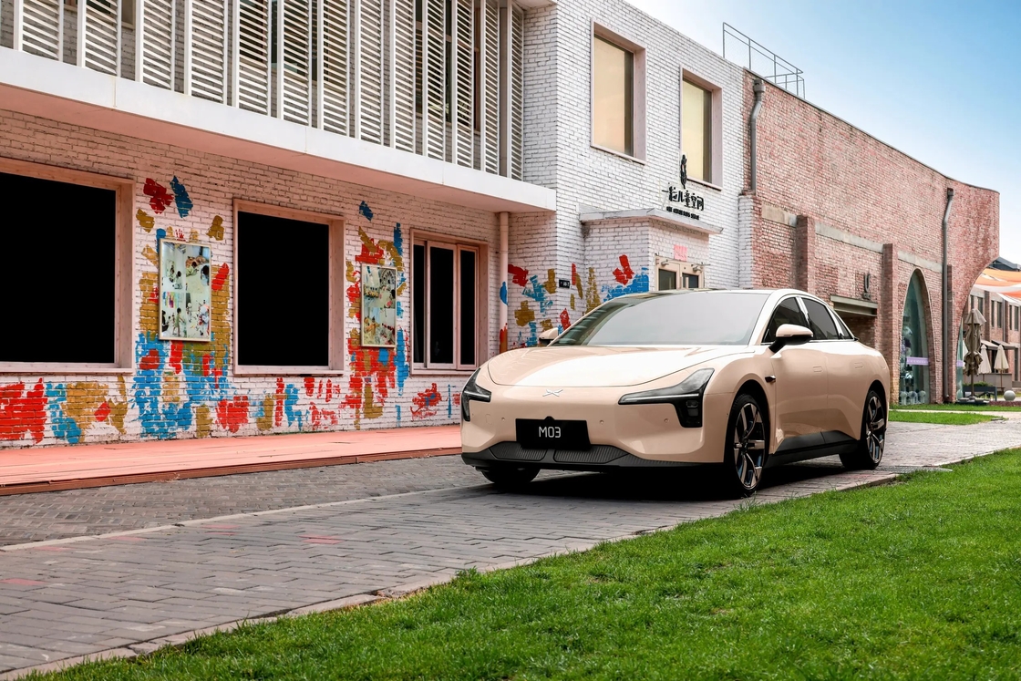 Voiture électrique Xiaopeng pour les jeunes consommateurs MONA M03 Design minimaliste Écran tactile 15,6 pouces 3 modèles Disponible