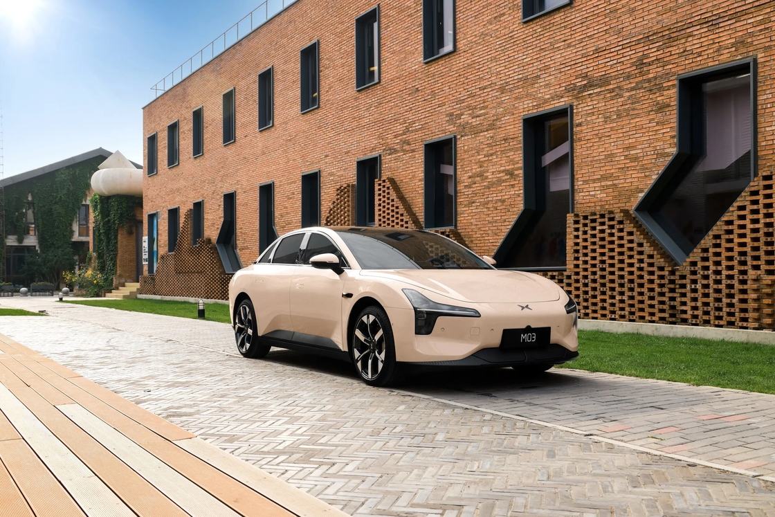 Voiture électrique Xiaopeng pour les jeunes consommateurs MONA M03 Design minimaliste Écran tactile 15,6 pouces 3 modèles Disponible